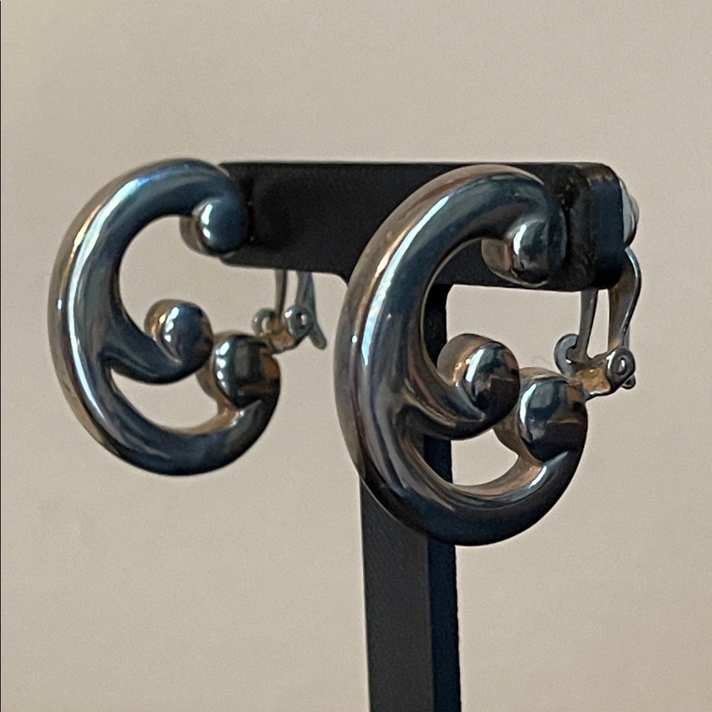 Vintage Givenchy Silver Plated “G” Swirl Motif Clip-on Earrings - Picture 4 of 7